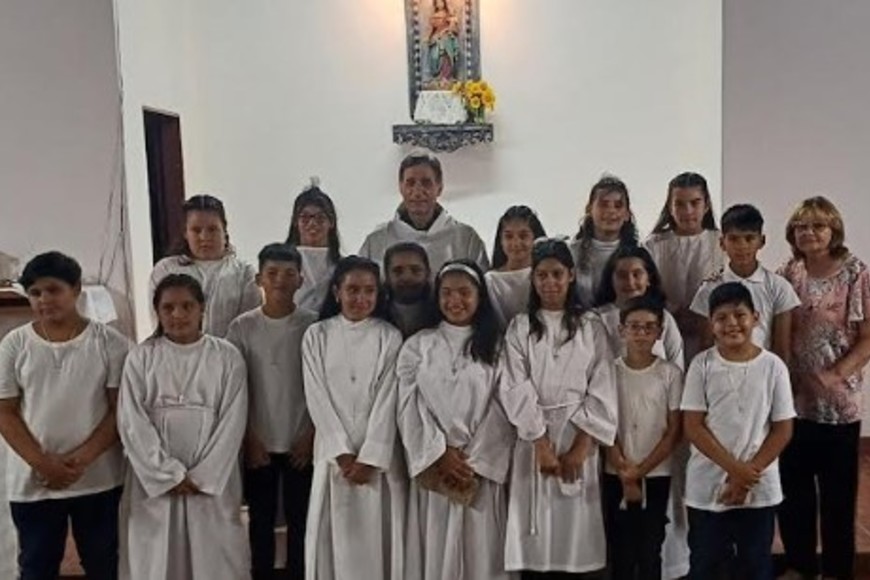 Los niños de la comunión encabezaron la procesión junto al padre Santiago Esquef. Fotos: Comuna de Desvío Arijón.