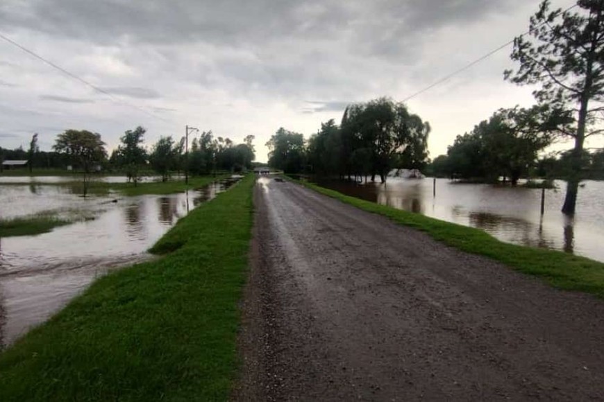 A raíz de las lluvias de este lunes hay dos viviendas complicadas: una en la zona urbana y otra en la zona rural. Allí personal comunal asistió con bolsas de arena y otros elementos a esas familias. En este sentido, autoridades locales destacaron que la situación está controlada luego de que frenaran las precipitaciones.  
Foto: Gentileza