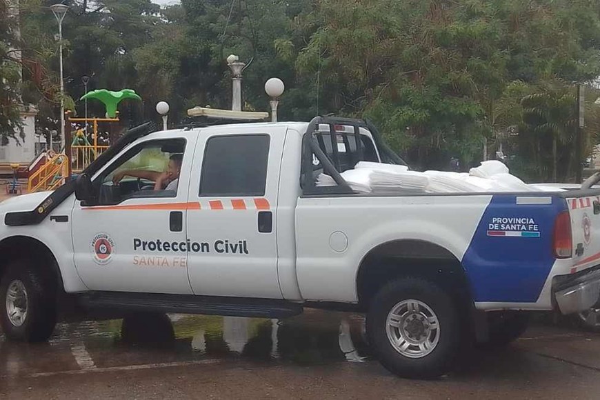Protección Civil también cargó bolsas para llevar a los vecinos. Crédito: Juan M. Peratitis.