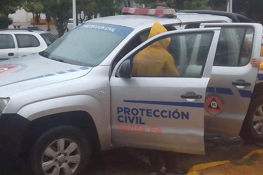 Dos móviles de Protección Civil provincial se apostaron en la municipalidad. Crédito: Juan M. Peratitis.