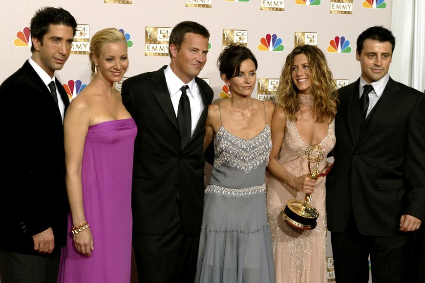 FILE PHOTO: FILE PHOTO: The cast of "Friends" appears in the photo room at the 54th annual Emmy Awards in Los Angeles September 22, 2002. From the left are, David Schwimmer, Lisa Kudrow, Matthew Perry, Courteney Cox Arquette, Jennifer Aniston and Matt LeBlanc. REUTERS/Mike Blake/File Photo/File Photo
