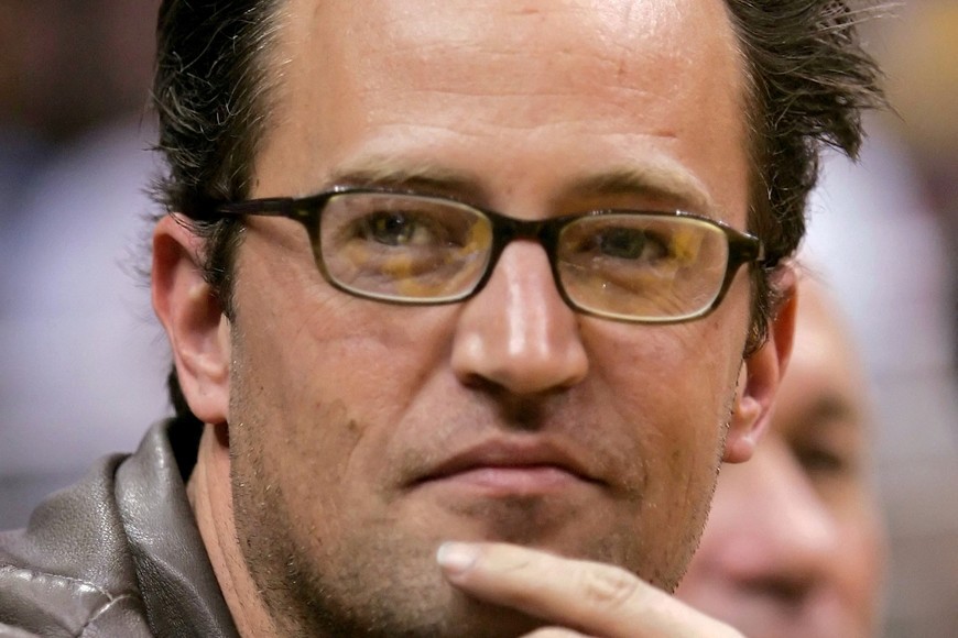 FILE PHOTO: Actor Matthew Perry watches the NBA game between Los Angeles Lakers and Denver Nuggets in Los Angeles November 6, 2005. REUTERS/Lucy Nicholson/File Photo
