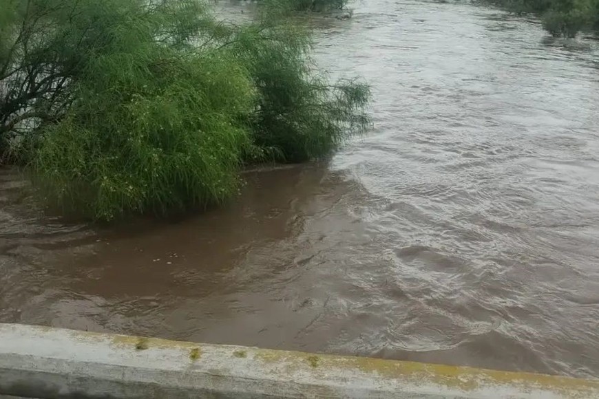 El macrodesagüe el lunes, cargado de agua. Esta obra se hizo luego de la inundación de Coronda en 2007 para evitar que esta contingencia se repita. Foto: Ludmila Zurita, Bomberos Voluntarios.