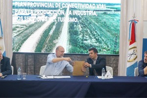 Momento en el que se abrían los sobres para licitar la obra de intercambiador que beneficiaría a Desvío Arijón, Matilde, San Carlos Sur y Gessler entre otras localidades.