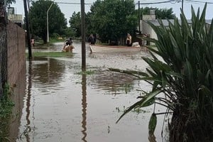 Vecinos en Barrio Mitre en canoa en uno de los barrios federales. Foto: Ludmila Zurita, Bomberos Voluntarios.