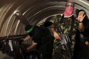 Miembros de Hamás en uno de los túneles que constituyen la sofisticada y kilométrica fortaleza subterránea del grupo terrorista en Franja de Gaza. Es uno de los problemas más serios de la compleja guerra que enfrenta Israel.
