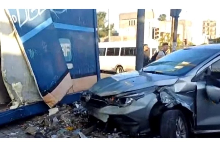 Impactante accidente de un auto contra una garita policial el Rivadavia y General Paz.