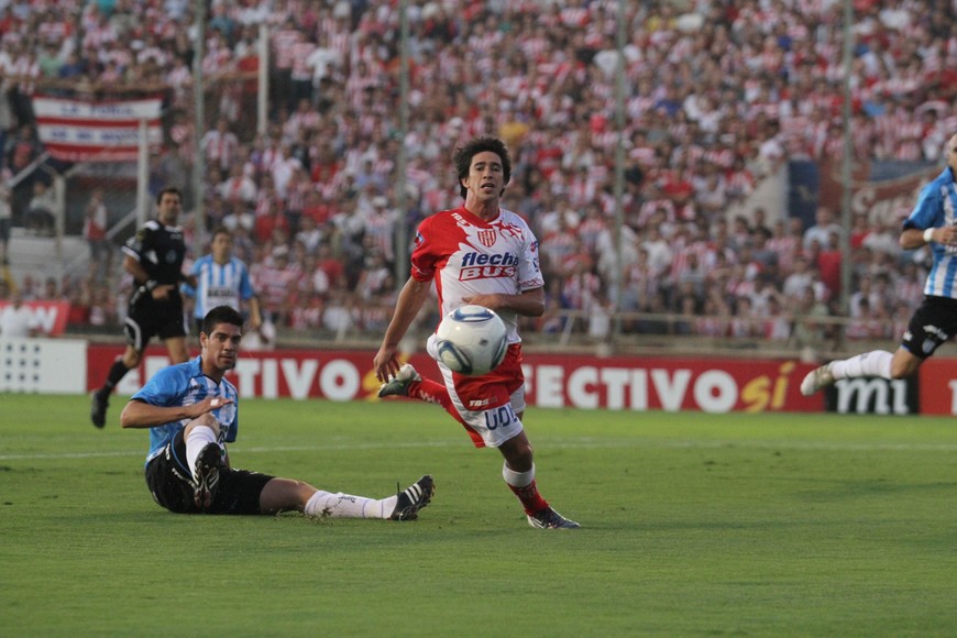 De rojinegro a ¿rojo y blanco?. Pablo Pérez terminó su contrato con Newell's y ni siquiera arrancó la pretemporada. A los 38 años, Unión lo quiere como "faro" para tantos jugadores de inferiores en Primera. El "Kily" dio el visto bueno para su llegada. Crédito: Pablo Aguirre