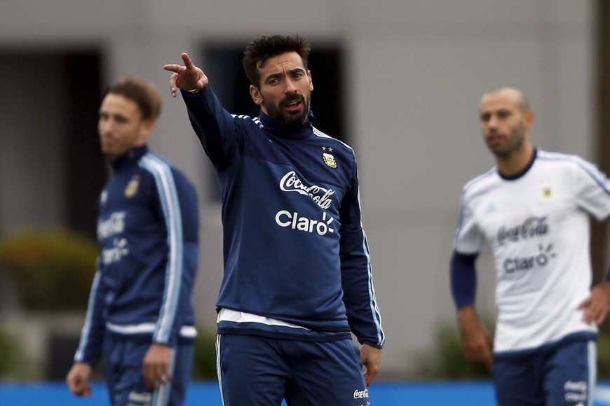 Argentina's Ezequiel Lavezzi (C) gestures next to teammates Javier Mascherano (R) and Lucas Biglia during a training session ahead  in Buenos Aires, Argentina, November 9, 2015.  REUTERS/Marcos Brindicci   buenos aires Ezequiel Lavezzi Javier Mascherano Lucas Biglia entrenamiento practica de la seleccion argentina futbol futbolistas jugadores argentinos entrenando