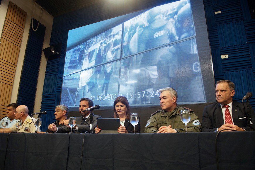Bullrich estuvo acompañada del secretario de Seguridad del Ministerio de Seguridad, Vicente Ventura Barreiro, de igual modo que los cuatro jefes de las Fuerzas Federales. Crédito: NA