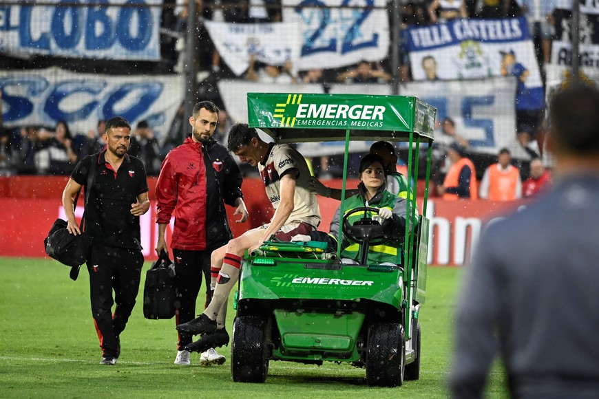 Germán Conti se retira lesionado en el primer tiempo del partido con Gimnasia. ¿Se queda o se va? Crédito: Marcelo Manera