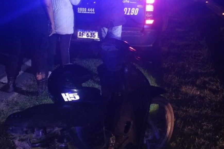Temprano a la madrugada, dos jovencitos fueron sorprendidos con droga, a bordo de una moto. Crédito: Unidad Regional XV de Policía.