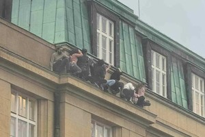 Estudiantes se refugian en sectores del edificio de la Universidad Nacional de Praga para evitar al atacante.
