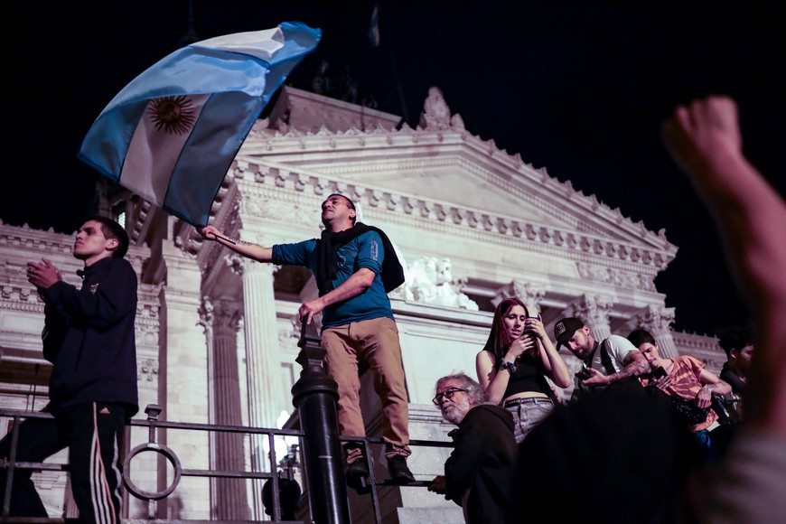 Manifestantes este miércoles por la medianoche en el Congreso. Crédito:  Raúl Ferrari / Télam