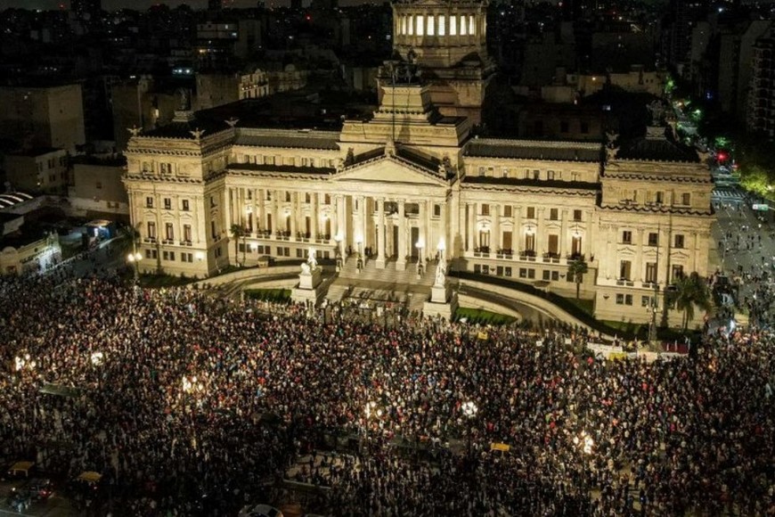 Así se veía el Congreso de la Nación Argentina este miércoles por la noche desde el aire.