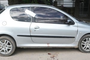 La víctima se conducía en un Peugeot 206 que fue hallado en calle Castañaduy 6800. Crédito: Guillermo Di Salvatore.