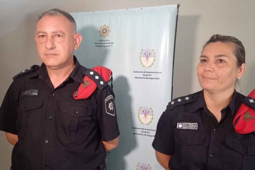 El inspector Felipe Sanchez junto a la sub jefe Noelia Galli.