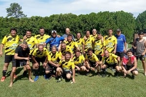 Periodistas destacados. El plantel que dirige Julio Vici se coronó campeón de la Liga Interprofesional, trofeo que compartió con Profesionales Independientes A. Crédito: Gentileza.