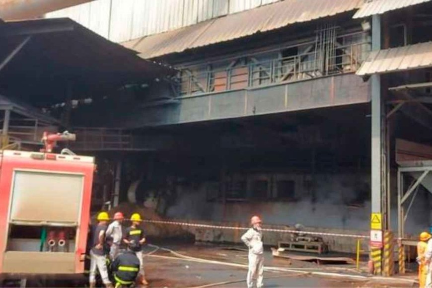 La detonación ocasionó daños significativos en los muros laterales del edificio.