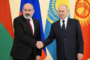 Russian President Vladimir Putin shakes hands with Armenian Prime Minister Nikol Pashinyan during a meeting of the Supreme Eurasian Economic Council in Saint Petersburg, Russia, December 25, 2023. Sputnik/Pavel Bednyakov/Pool via REUTERS ATTENTION EDITORS - THIS IMAGE WAS PROVIDED BY A THIRD PARTY.