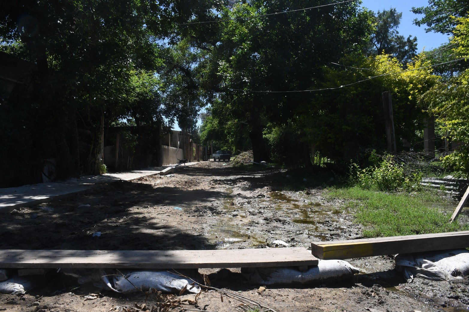 Calle sin nombre y San Martín pegado al terraplén para ingresar a sus casas vecinos colocan bolsas de arena y tablones.  Foto Flavio Raina