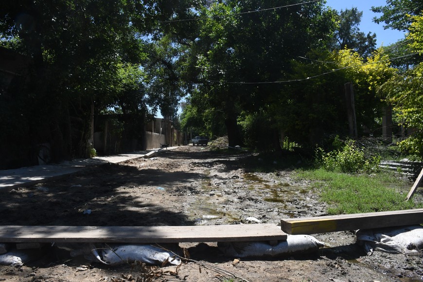 Calle sin nombre y San Martín pegado al terraplén para ingresar a sus casas vecinos colocan bolsas de arena y tablones