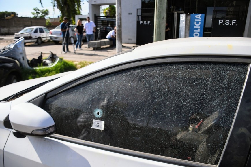 Daños en el vehículo estacionado frente a la comisaría atacada. Crédito: Marcelo Manera.