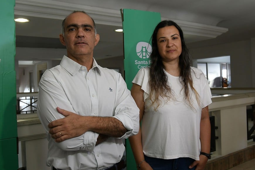 El subsecretario de Salud de la Municipalidad, Carlos Strada, y la directora de Promoción de la Salud, Lorena Massari  fueron los encargados de brindar información sobre los casos de dengue confirmados en la ciudad. Crédito: Mauricio Garín.