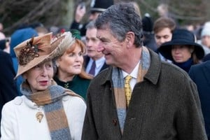 Junto a su esposo, Timothy Lawrence, este lunes en la iglesia de Sandringham, usando ambos el mismo modelo de bufanda sustentable de lana de merino producido por la fundación del rey, quien en persona se las obsequió para Navidad.