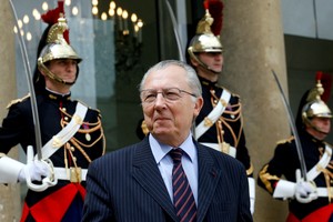 FILE PHOTO: Jacques Delors, former European commission President and former Socialist minister, leaves the Elysee Palace in Paris after a meeting with France's President Nicolas Sarkozy July 5, 2007.  REUTERS/Jean-Paul Pelissier/File Photo