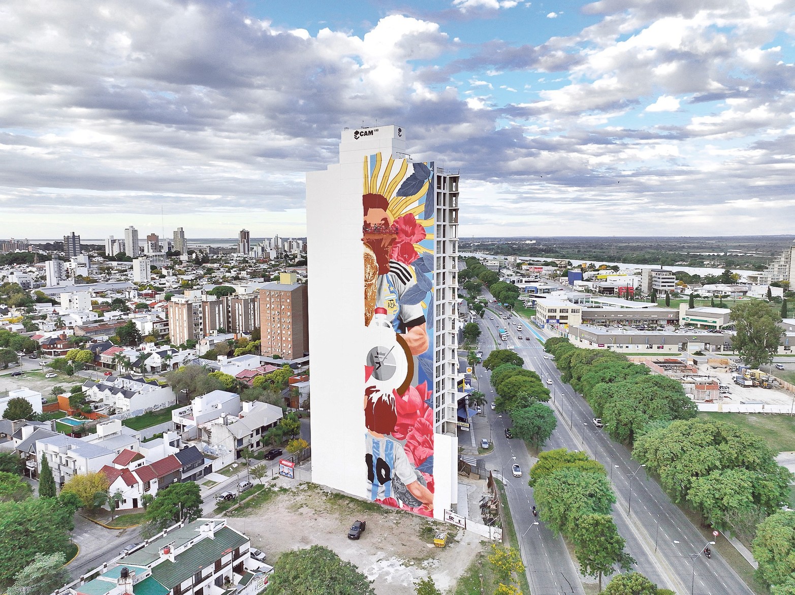 Asoma Messi. El mural más grande del mundo en homenaje a un deportista -¿entrará en el libro Guinness?-, se pintó en el edificio CAM 100 ubicado en Alem y Alvear. Es llevada a cabo por Andrés “Cobre” Iglesias, un muralista local. Foto: Fernando Nicola