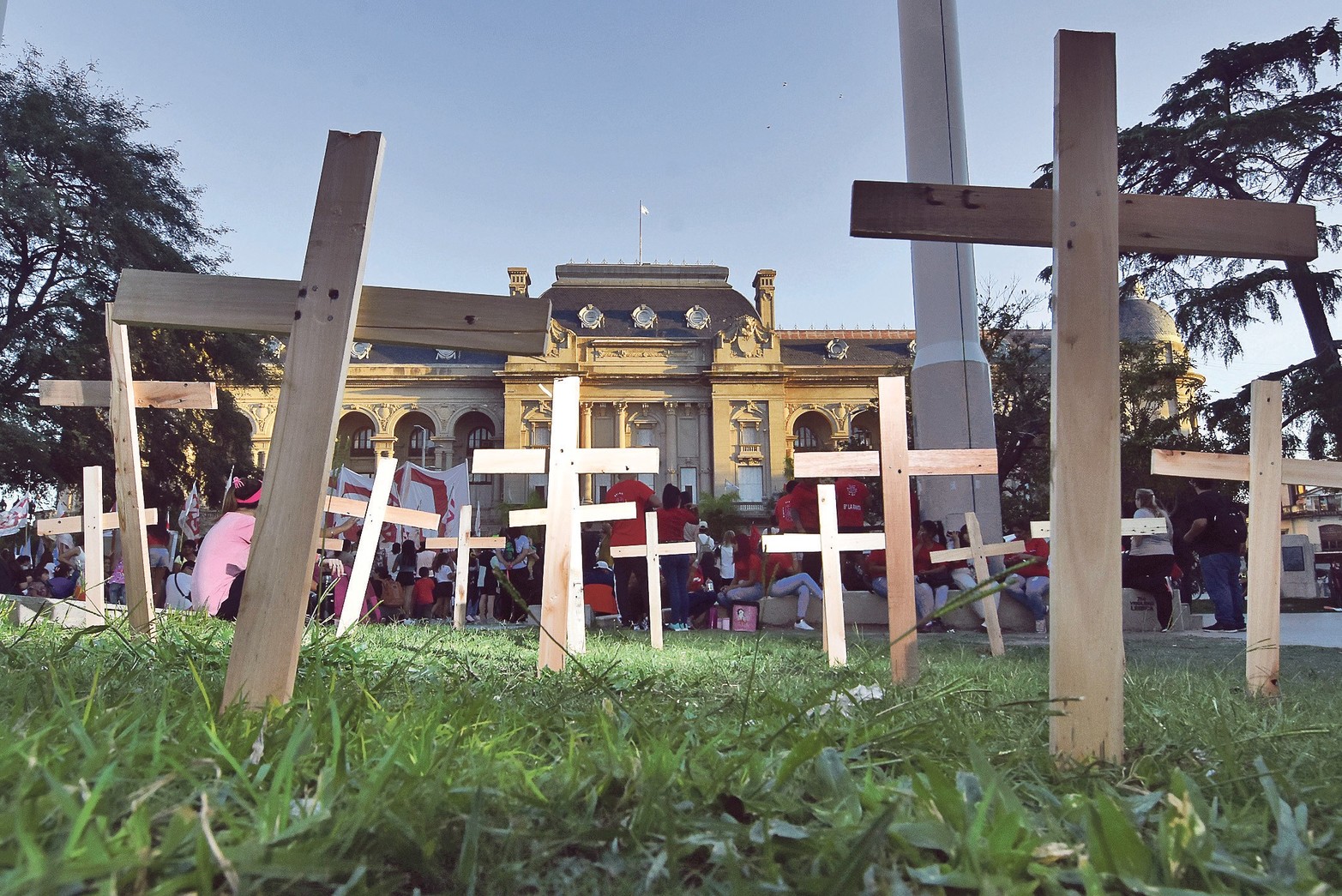 Las cruces siguen en la plaza 20 años después. La inundación de 2003 provocó la muerte directa de 27 personas y de 107 más en los meses posteriores. El desastre hídrico afectó a más de 150.000 personas y a 36.890 casas distribuidas en 1.296 manzanas. Foto: Mauricio Garín.