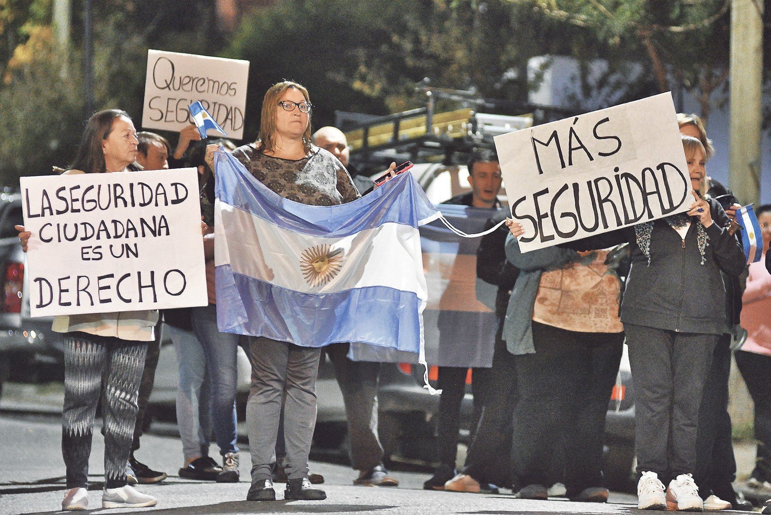 Hartos de la inseguridad. Vecinos de un sector de barrio Belgrano se manifestaron con un "ruidazo pacífico" para reclamar soluciones. El asesinato de un comerciante de la zona fue el último episodio que generó el hartazgo. Foto: Manuel Fabatía