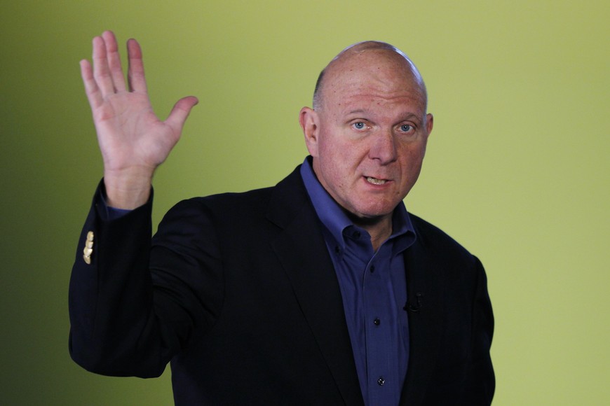 Microsoft CEO Steve Ballmer arrives for the launch of Windows 8 operating system in New York, in this file photo from October 25, 2012. Microsoft Corp said August 23, 2013 that Ballmer will retire within the next 12 months, once it completes the process of choosing his successor.  REUTERS/Lucas Jackson/Files  (UNITED STATES  - Tags: SCIENCE TECHNOLOGY BUSINESS)  Steve Ballmer ceo de microsoft industria informatica