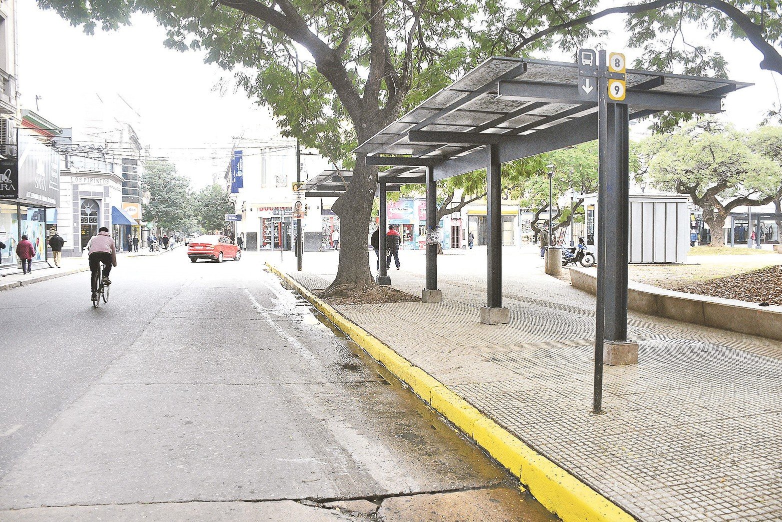 Santa Fe, desconectada por la falta de colectivos. Un paro nacional del transporte de corta y media distancia dejó a la ciudad sin colectivos. Luego de varias horas de negociaciones, la medida se levantó. En la plaza del Soldado, la desolación fue total. Foto: Guillermo Di Salvatore