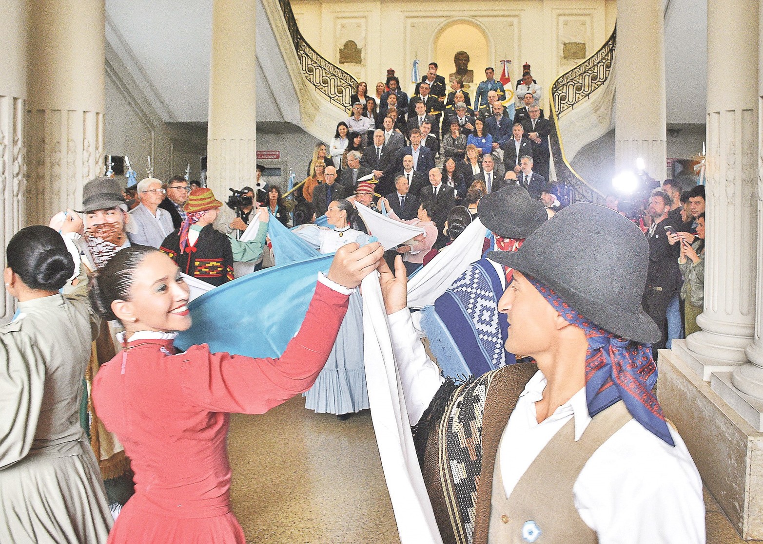 Día de la Patria en Santa Fe. Se conmemoró en Casa de Gobierno el aniversario de la Revolución de Mayo de 1810. La ceremonia se realizó, por las inclemencias climáticas, en el interior de la Casa de Gobierno. Foto: Flavio Raina