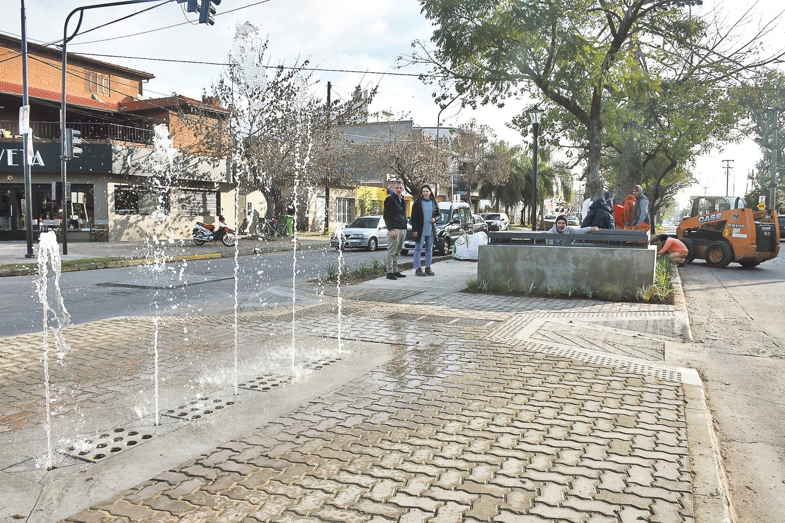 Renovación del cantero de Avenida Galicia. Se instalaron ciclovías en ambas manos y se priorizó la circulación peatonal para convertir la avenida en un paseo recreativo y de compras. Los trabajos incluyeron nueva iluminación led, vegetación, mobiliario urbano, bacheo y una fuente de agua. Foto: Luis Cetraro