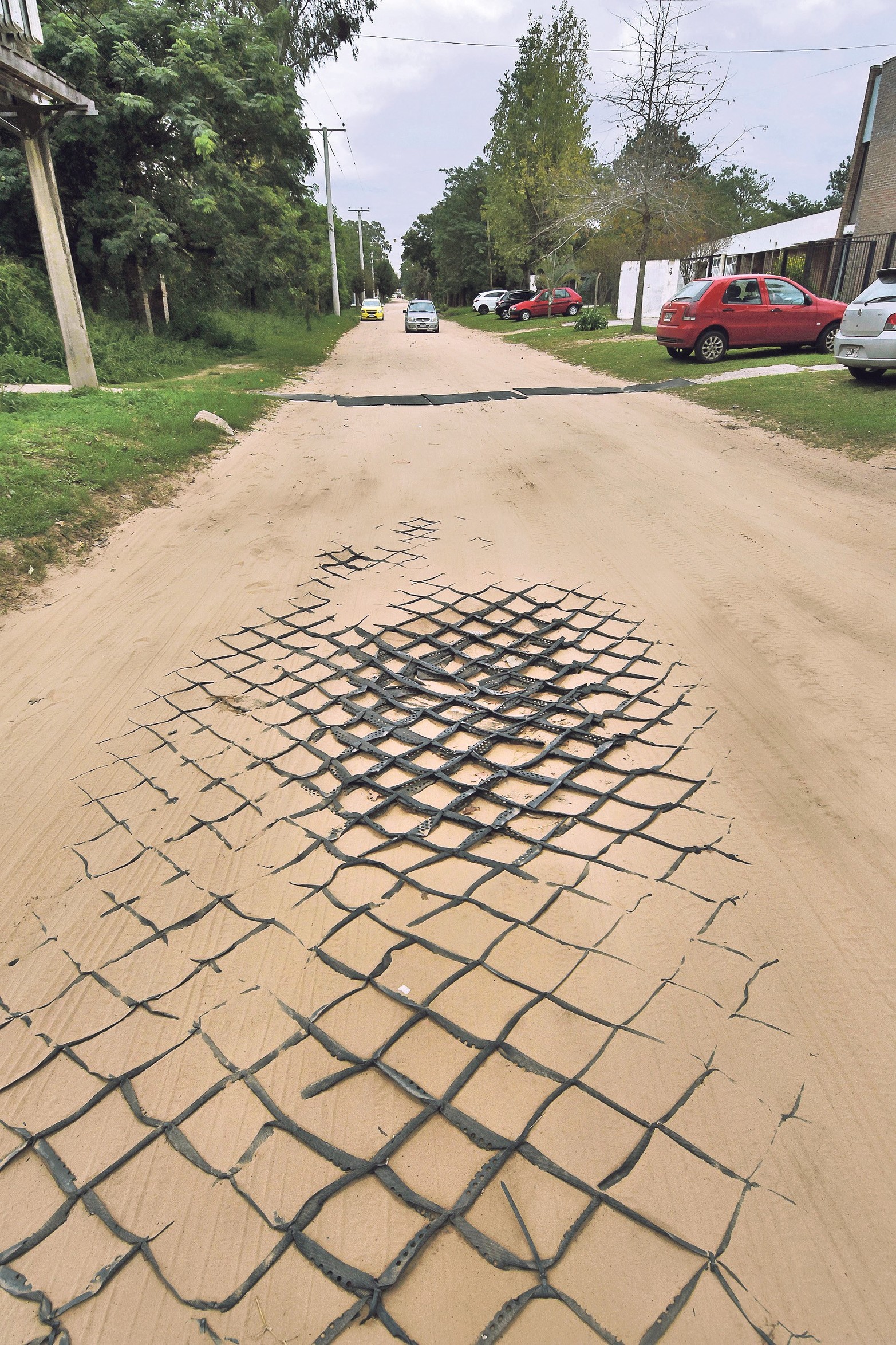 Deterioro en las geoceldas de Colastiné. Fueron colocadas en 2017 para que el agua drene más rápido en días de lluvias intensas, y así mejorar la transitabilidad. Para el municipio son efectivas pero se debieron haber implementado "sobre una base sólida". Foto: Pablo Aguirre