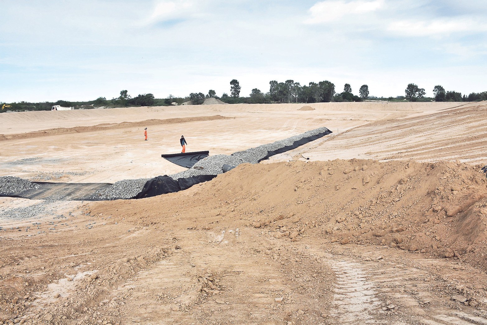 Nuevas celdas para la basura. En el relleno sanitario, a partir de julio, habilitarán una nueva celda para enterrar los residuos de la ciudad. En la actualidad se construye el primer módulo en el terreno de seis hectáreas que servirá para ampliar por siete años la vida útil del Complejo Ambiental. Por mes se reciben 13.500 toneladas de residuos de Santa Fe y otras localidades del área metropolitana. Foto: Flavio Raina