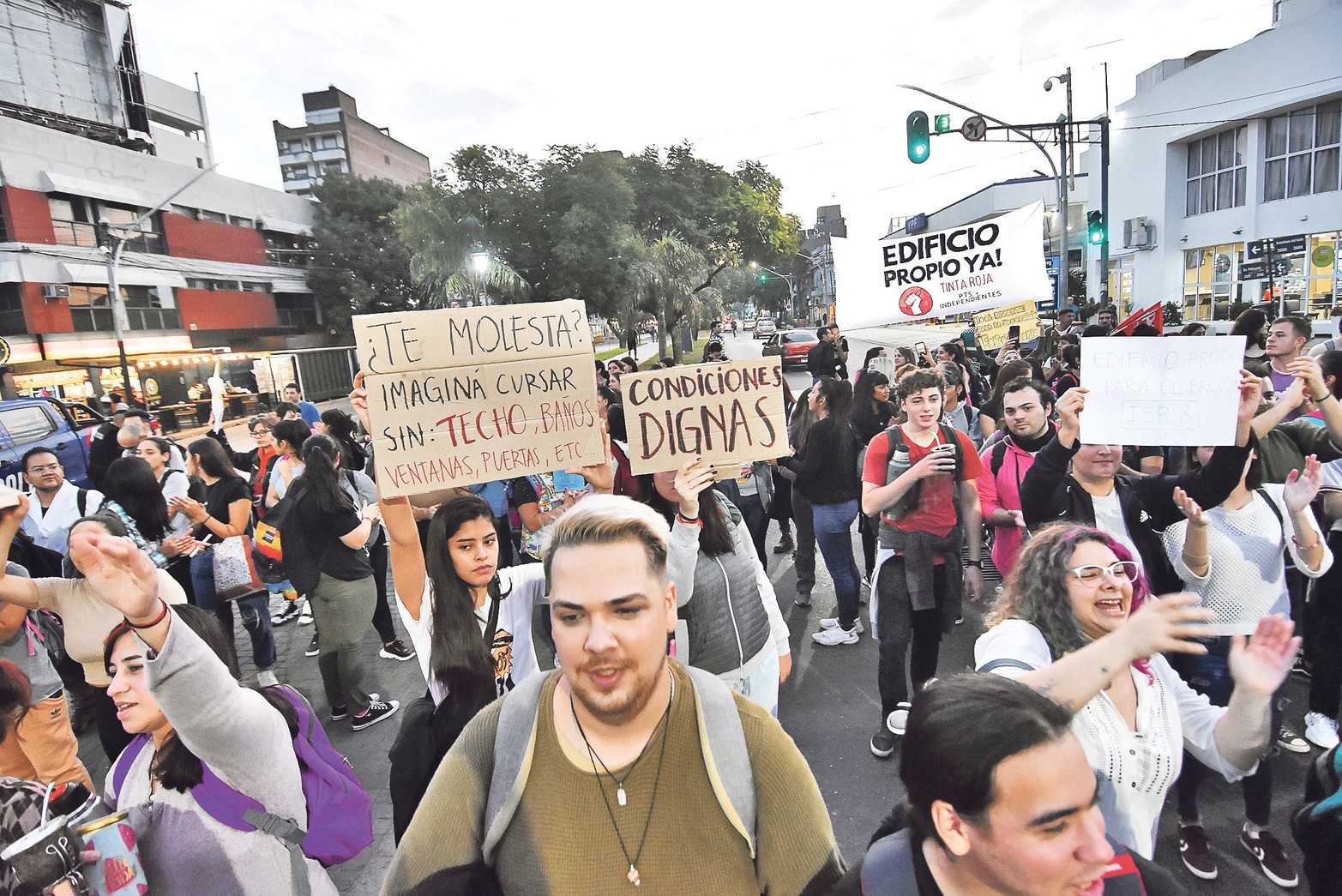 Protesta por las condiciones edilicias. En la escuela Almirante Brown insisten con el edificio propio: "Es un pedido que ya tiene treinta años", dicen. Estudiantes y docentes se movilizaron bajo una consigna que consideran histórica: tener una sede exclusiva para el instituto terciario. Foto: Manuel Fabatía