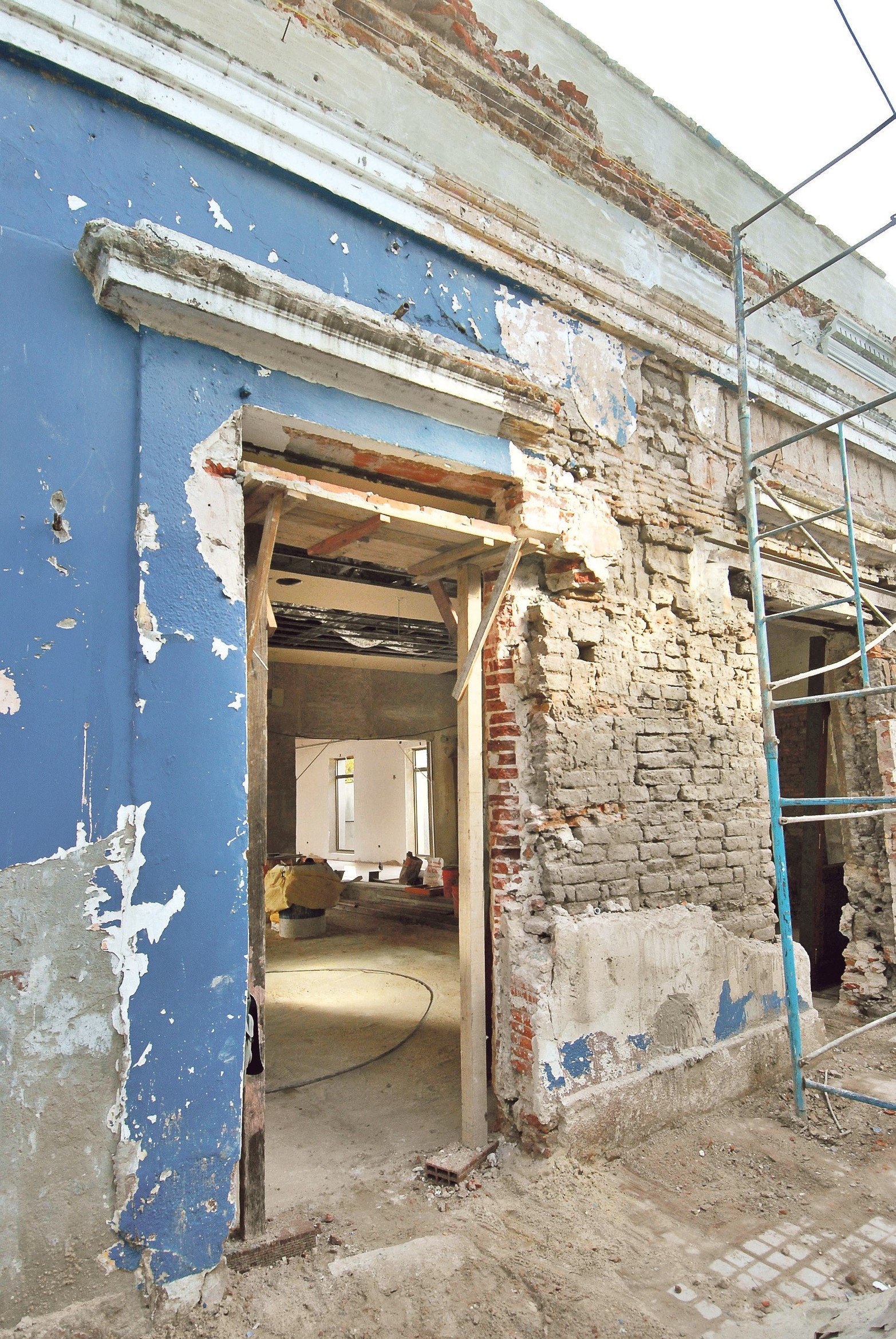 Cimientos y paredes de barro. Luego de décadas de idas y vueltas se pudo concretar la recuperación de la histórica casa de Sor Josefa Díaz y Clucellas, donde luego de la restauración funcionará el Museo de las Mujeres Santafesinas. En la actualidad, el avance de la obra es del 70 por ciento. Foto: Mauricio Garín