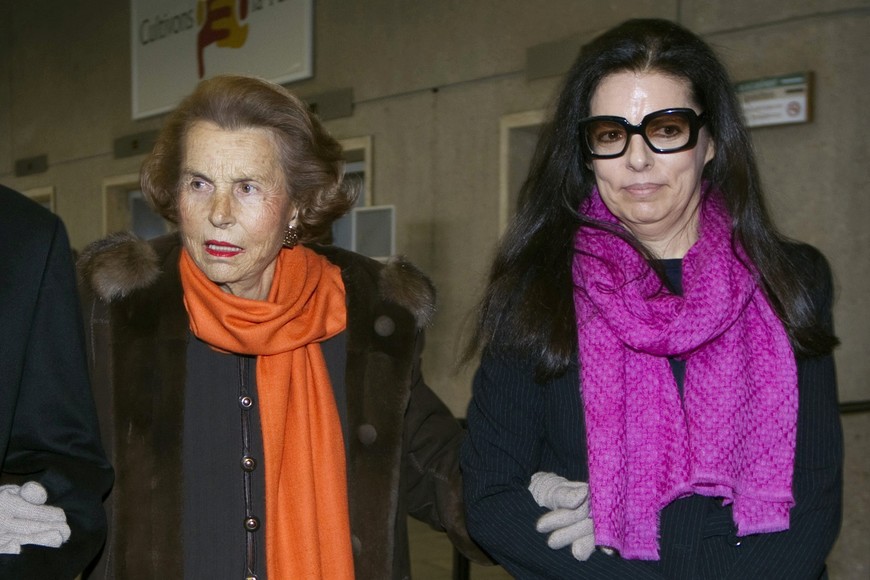 Liliane Bettencourt, heiress to the L'Oreal fortune and her daughter Francoise Bettencourt Meyers arrive for the L'Oreal-UNESCO prize for women in Paris, March 3, 2011. Picture taken March 3, 2011.   REUTERS/Charles Platiau  Liliane Bettencourt muerte de la heredera de loreal