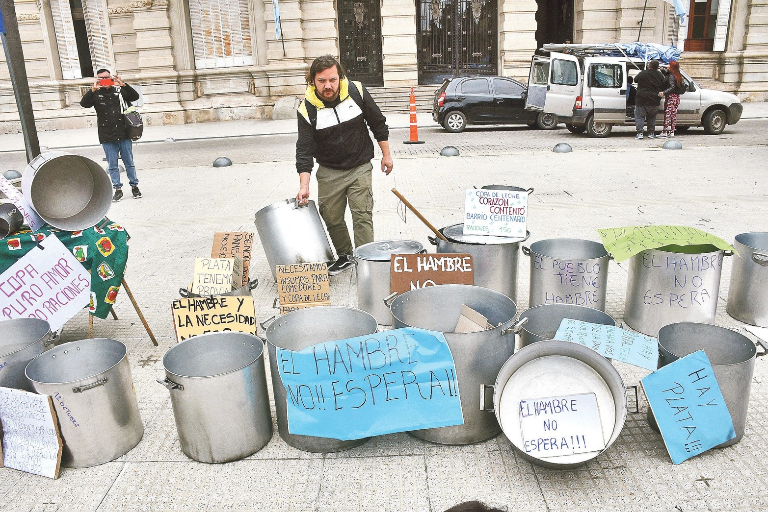 Un futuro de ollas vacías. Duro diagnóstico de las organizaciones sociales de la ciudad tras el aumento de precios, combustibles y tarifas. Advirtieron que sin una ayuda inmediata dejarán de funcionar los comedores barriales.