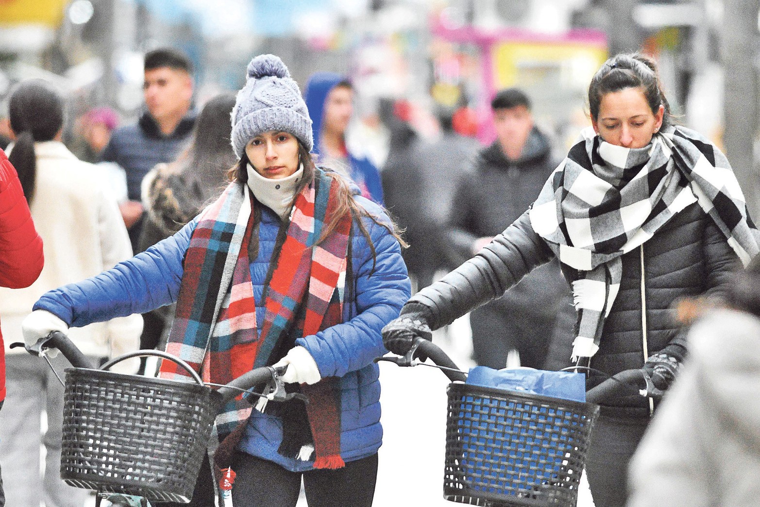 Ola polar en Santa Fe. Con días de lluvia y viento el invierno hizo sentir su rigor en la ciudad. El paso de una masa de aire frío provocó un marcado descenso en las temperaturas.