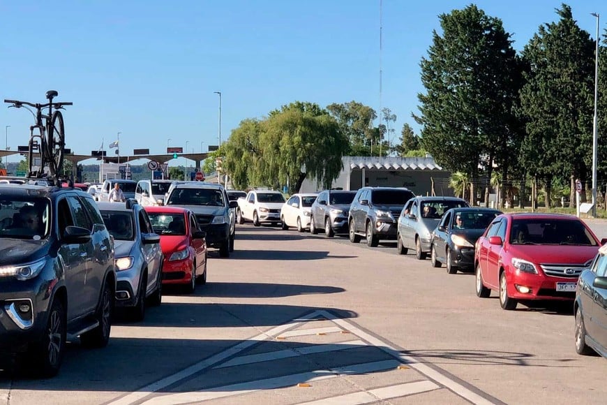 Turistas y vecinos fronterizos debieron esperar varias horas.