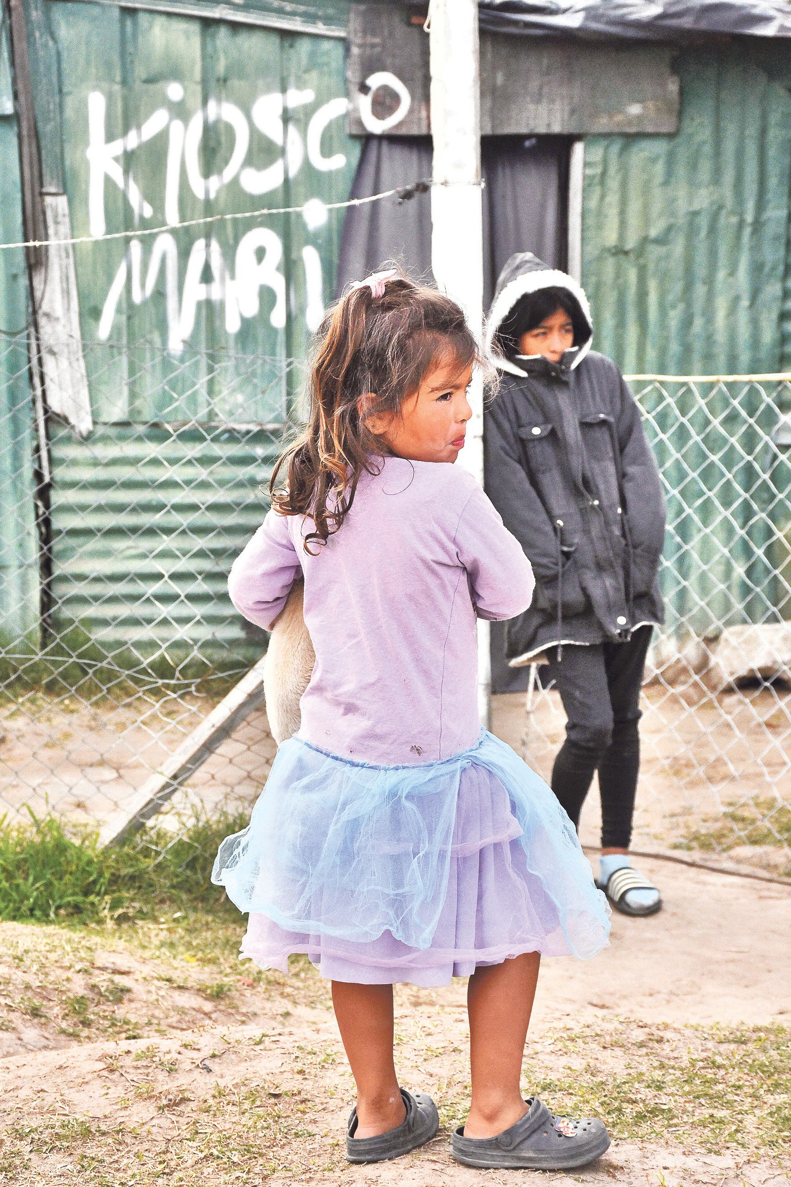 Las duras imágenes de la realidad argentina. En Alto Verde, el contraste entre llevar un abrigo y sufrir de frío. Una de las deudas de la democracia sigue siendo el equilibrio en la distribución de la riqueza.