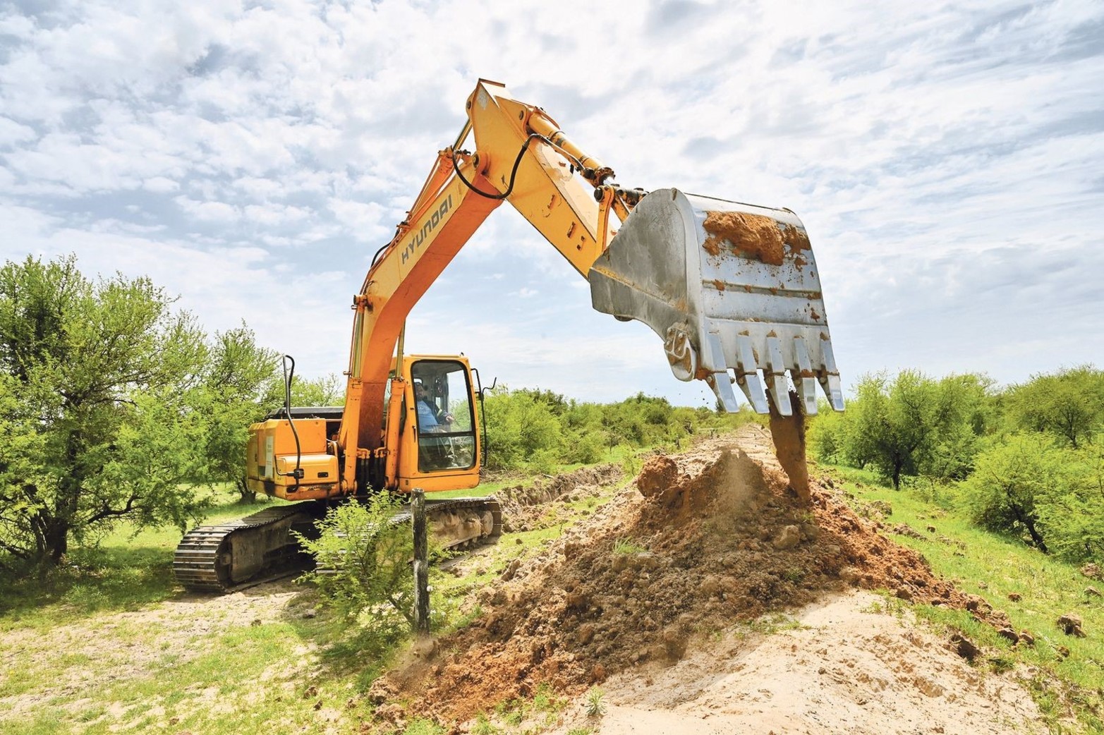 Trabajos en el terraplén de Arroyo Leyes. Ante la crecida del río Paraná, se elevó la cota de la defensa para evitar que el agua pueda ingresar al barrio Villa Juana de la localidad costera.