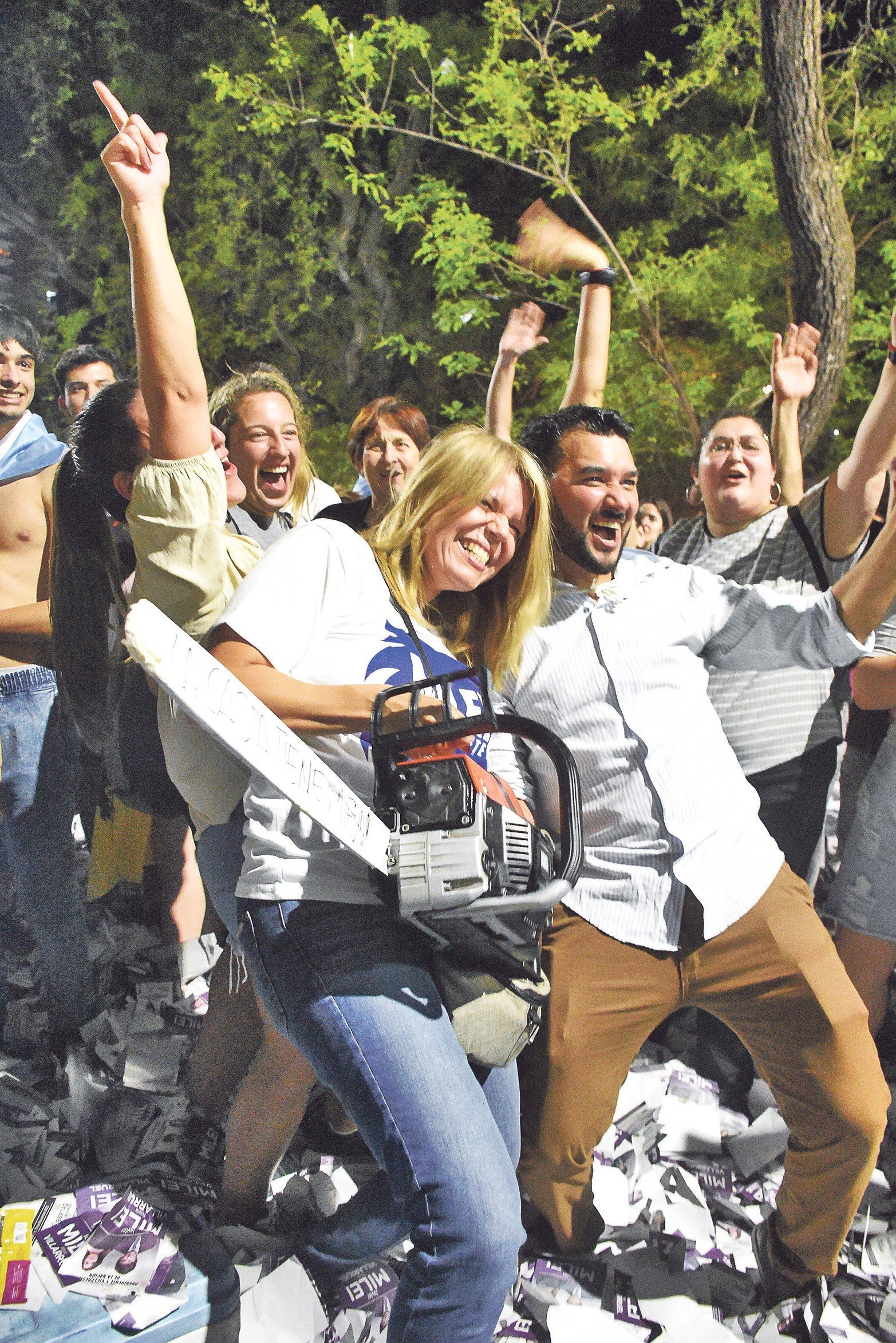 Milei fue electo presidente y hubo festejos en la ciudad. Militantes de La Libertad Avanza festejaron el triunfo de Javier Milei en el local partidario de calle Rivadavia.