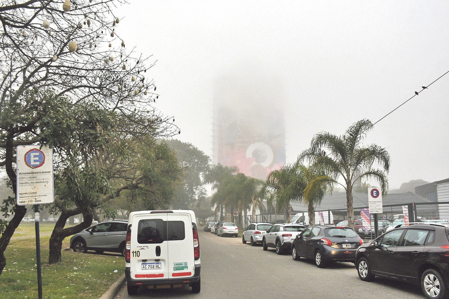 Mañana de neblina en la capital. Una densa neblina cubrió la región y la visibilidad se redujo a menos de 50 metros. Muchos íconos urbanos (como el mural de Messi) estuvieron invisibles por unas horas.