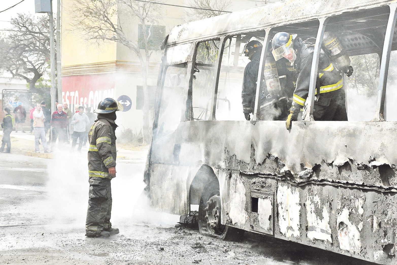 Se quemó en su totalidad. El interno 3343 de la línea 2 se incendió completamente en las calles de barrio El Pozo. El colectivo ya había sufrido meses antes un incidente similar en la esquina de Tucumán y 25 de Mayo.